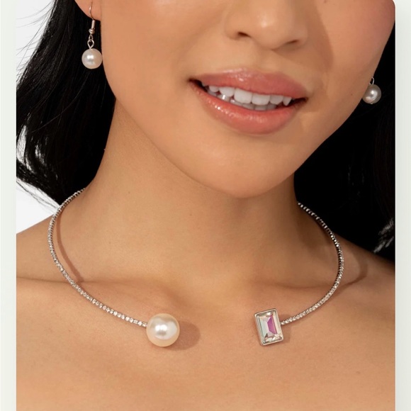 paparazzi Jewelry - ♥️2 for $10♥️  Paparazzi Silver Open Collar Necklace with Pearl & Aurora Crystal